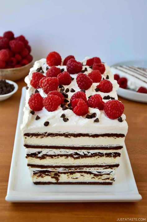 This ice cream sandwich cake is made with store-bought ice cream sandwiches and layers of whipped topping. Just four base ingredients! Easy Ice Cream Sandwich Cake, Ice Cream Sandwich Cake Recipe, Layered Ice Cream Cake, Easy Ice Cream Sandwiches, Cream Sandwich Cake, Summertime Food, Easy Summer Dessert Recipes, Raspberry Chocolate Chip, Ice Cream Sandwich Cake