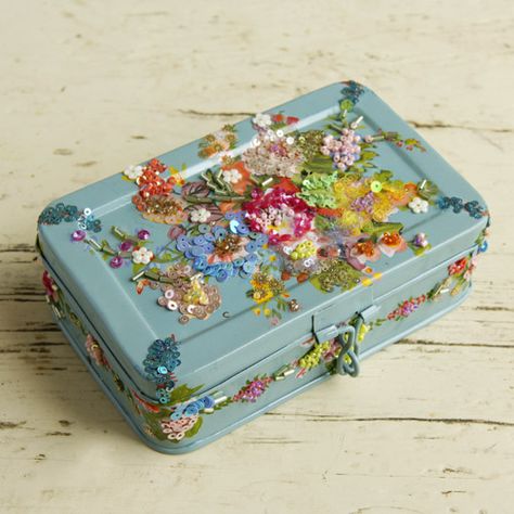 box Sequin Jewelry, Altered Tins, Tin Can Crafts, Altered Boxes, Tin Art, Beautiful Bird, Pretty Box, Can Crafts, Diy Box