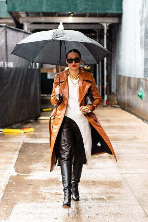 Rain Street Style, Leather Outfit Ideas, All Leather Outfit, Chicago Street Style, New York Fashion Week Street Style, Nyfw Street Style, Street Style Edgy, Trendy Fall Outfits, Autumn Street Style