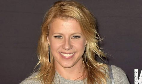 Jodie Sweetin Jodie Sweetin Maxim, The Hogan Family, Jodie Sweetin, Elizabeth Mitchell, Tiny Dress, Name That Tune, Jodie Foster, Elizabeth Olsen, Blonde Color