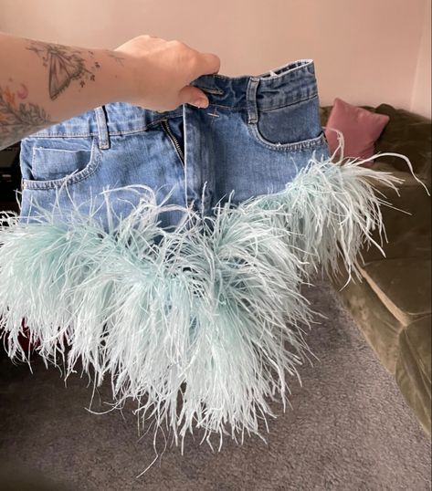 Ostrich Feather Trim Diy, Festival Feather Outfit, Shorts With Feathers, Feather Shorts, Feather Outfit Fashion, Feather Clothes, Feather Outfit, Ostrich Feather Trim, Ibiza Fashion