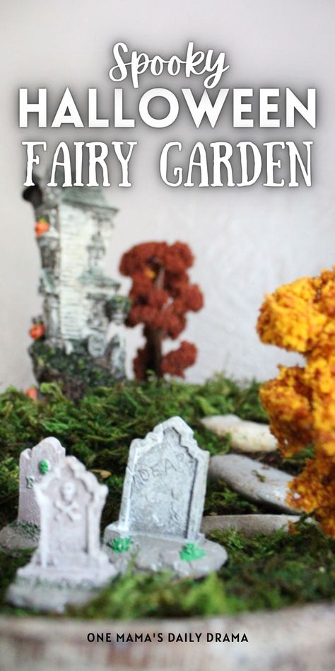 Spooky Fairy Garden, Spooky Terrarium Ideas, Halloween Terrarium Ideas, Miniature Halloween Scenes, Halloween Miniatures Diy, Diy Halloween Fairy Garden, Cute Graveyard, Spooky Terrarium, Graveyard Terrarium