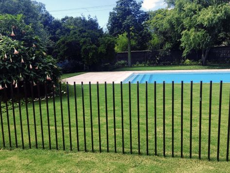 Top 50 Best Pool Fence Ideas - Exterior Enclosure Designs Modern Pool Fence, Pool Fencing Landscaping, Pool Fence Ideas, Modern Fencing, Fence Around Pool, Aluminum Pool Fence, Pool Makeover, Pool Fences, Metal Fencing