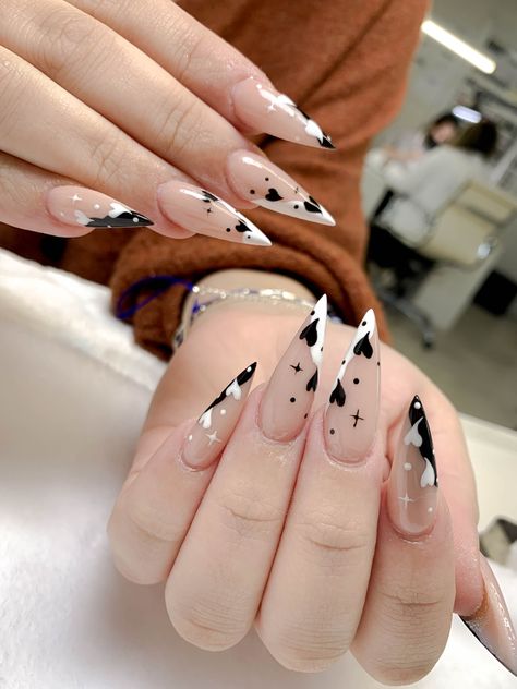 Cute Nail Heart Design, Goth Nails Black And White, Heart With Arrow Nails, Cute Valentine’s Day Nails Stiletto, Valentines Nails Black And White, Goth Valentines Nails Acrylic, Stars And Hearts Nails, Goth Heart Nails, Valentine Goth Nails