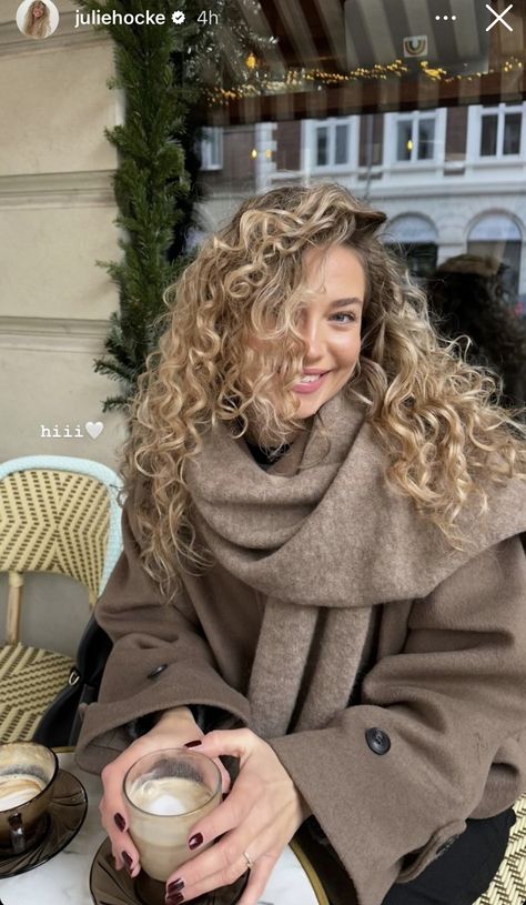 Curly Hair Up, Chic Hairstyle, Aesthetic Vogue, Highlights Curly Hair, Brown Curly Hair, Blonde Curly Hair, Cute Curly Hairstyles, Curly Hair Styles Easy, Hair Cute