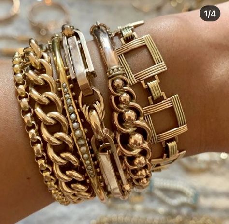 Made Jewelry Ideas, Gold Jewelry Fashion Necklace, Home Made Jewelry Ideas, Home Made Jewelry, Gold Hoop Earrings Style, Diy Jewelry Ideas, Indian Gold Jewelry, Jewellery Aesthetic, Gold Bracelets Stacked