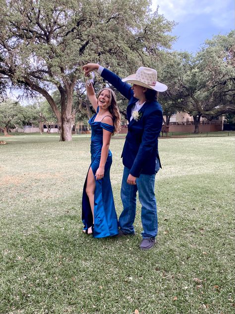 Navy Blue Mermaid Prom Dress, Western Prom, Country Prom, Prom Dress With Split, Hoco Pics, Blue Mermaid Prom Dress, Cute Country Couples, Prom Picture Poses, Prom Photoshoot