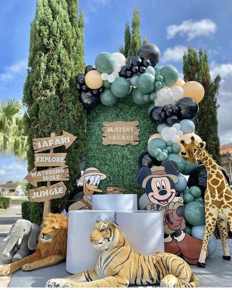 Safari Theme Birthday Party, Safari Birthday Party Decorations, Mickey 1st Birthdays, Animal Themed Birthday Party, Mickey Mouse Themed Birthday Party, Jungle Thema, Mickey Mouse Decorations, Mickey Mouse First Birthday, Wild Birthday Party