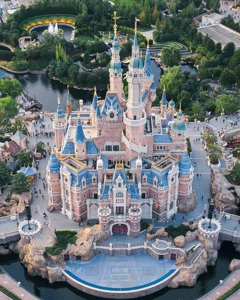 Shanghai Disneyland in China ❤ 🏰🏰  #shanghaidisneylandinchina #photo #disneylandinchina #chinesedisneyland #shanghai #china #disneyland #disneylandinshanghai #beautifulplacesintheworld #attractiveplaces #worldsbeauty #FifthRidge Area Aesthetic, Disney Castles, Shanghai Disneyland, Best Travel Insurance, Disney Shanghai, Disney Castle, Beautiful Castles, Travel And Tourism, Travel Insurance