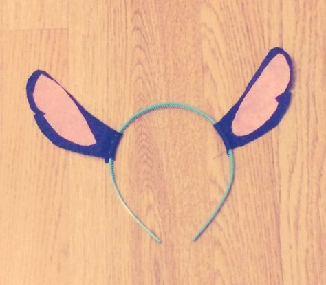 DIY LILO and stitch ears for your Halloween costume Lelo And Stitch Costumes, Stitch Costume Diy, Disney Couple Costumes, Stitch Halloween Costume, Stitches Makeup, Disney Costumes Diy, Diy Stitch, Stitch Costume, Stitch Party