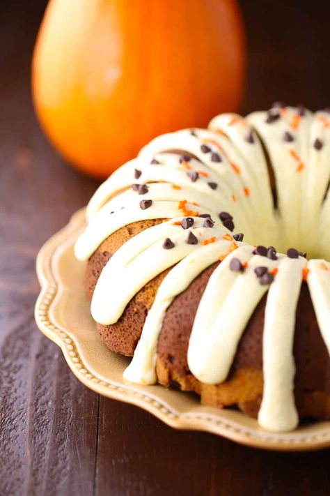 Pumpkin Chocolate Cake, Swirl Bundt Cake, Cake Mom, Chocolate Pumpkin Cake, Orange Icing, Pumpkin Recipes Healthy, Velvet Cake Recipes, Swirl Cake, Cake Frosting Recipe