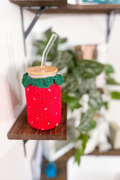 This adorable handmade Crochet Strawberry Koozie comes with a 16oz Can Glass and Glass Straw! Also available without the glass can in the traditional 12oz, skinny 12oz, and 16oz sizes. Crochet Koozie, Crochet Summer Ideas, Crochet Mug Cozy, Crochet Mug, Cozy Cover, Crochet Strawberry, Things To Crochet, Stylish Crochet, Mug Cozy