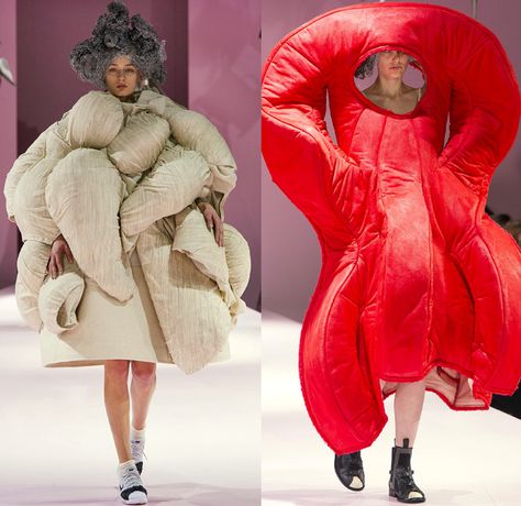 Comme des Garçons Designer Rei Kawakubo 2017-2018 Fall Autumn Winter Womens Runway Catwalk Looks - Mode à Paris Fashion Week Mode Féminin France - The Future Of Silhouette Sculpture Organic Shape Structure Bubble Cocoon Sphere Ball Curves Shapes Metallic Foil Threads Sponge Wig Lamp Dress Recycled Papier-Mâché Pulp Glued Wool Futuristic Patches Skirt Frock Dress Frankenstein Football Padded Shoulders Lace Embroidery Embellishments Adornments Decorated Bedazzled Oversized Outerwear Coat Wrap Tie Oversized Runway Fashion, Comme Des Garcons Fashion, Cocoon Fashion, Silhouette Sculpture, Bubble Fashion, Oversized Outerwear, Rei Kawakubo Comme Des Garcons, Outrageous Fashion, Fashion Silhouette