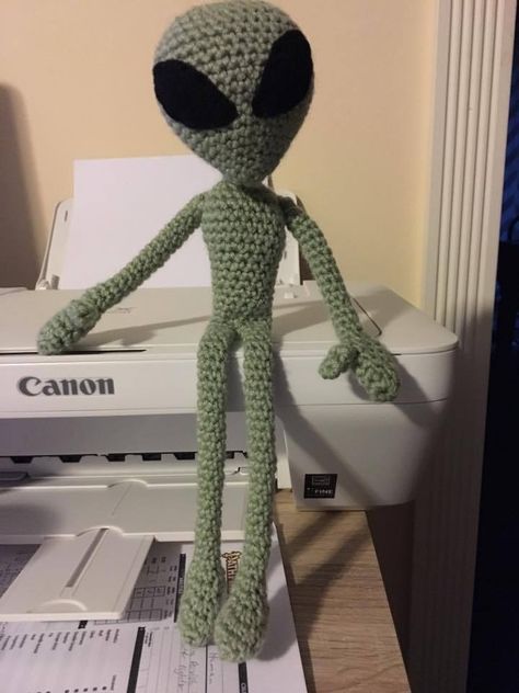 Alien Patterns, Knitted Toys Free Patterns, Crochet Eyes, Crochet Disney, Diy Yarn Crafts, Halloween Crochet Patterns, Spinning Yarn, Crochet Amigurumi Free Patterns, Crochet Amigurumi Free