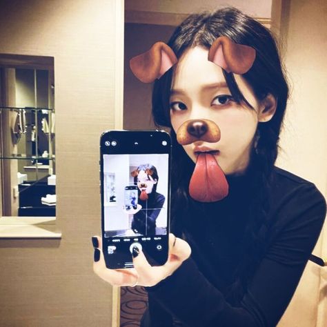 Kpop Selfie Icons, Kpop Girl Icons, Karina Mirror, Selfie With Dog, 2014 Core, Dog Filter, Aespa Karina, Cute Profile Pictures, Rimini