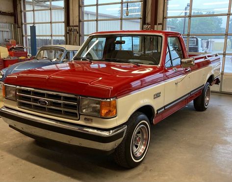 This 1988 Ford F-150 XLT Lariat looks like it just rolled out of a dealership showroom, and the listing indicates it has 17,000 miles on the clock. Even more amazing is that the seller is located somewhere near Boston, Massachusetts, and as someone who lives near this cold northern city, I can tell you trucks... 1988 Ford F250, 1988 Ford F150, Truck Paint Jobs, Dealership Showroom, Ford F150 Xlt, Vintage Pickup, Two Tone Paint, Dream Trucks, Vintage Pickup Trucks