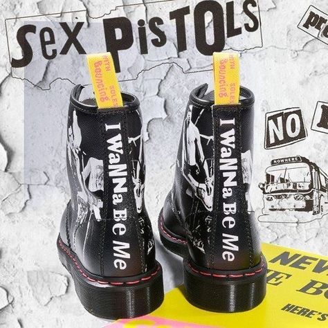 Punks 70s, 70s Punk, Shoes Dr Martens, Punk Shoes, 90s Fashion Grunge, Punk Accessories, Aesthetic Grunge Outfit, Best Shoes, Cool Graphic Tees