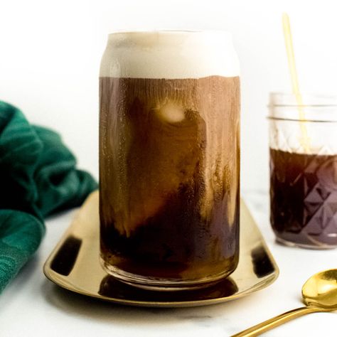 Irish Cream Cold Brew Irish Cream Syrup, Irish Cream Cold Brew, Irish Cream Recipe, Irish Cream Coffee, Homemade Irish Cream, Cream Cold Brew, Cold Brew Recipe, Cold Brew At Home, Irish Cream Liqueur