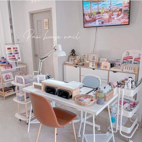 Desain Salon Kuku, Studio Nail Art, Nail Studio Decor, Nail Salon Interior Design, Nail Salon Ideas, Nail Room Ideas, Beauty Room Salon, Nail Salon Interior, Home Beauty Salon