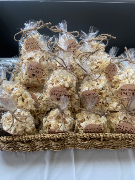 Ready to pop, baby shower favors for baby boy or baby girl shower, filled with popcorn of choice and tied with twine Baby Shower Popcorn Favors, Ready To Pop Popcorn, Caramel Popcorn Balls, Popcorn Baby Shower Favors, Baby Shower Popcorn, Pooh Bebe, Popcorn Packaging, Baby Shower Thank You Gifts, Popcorn Favors