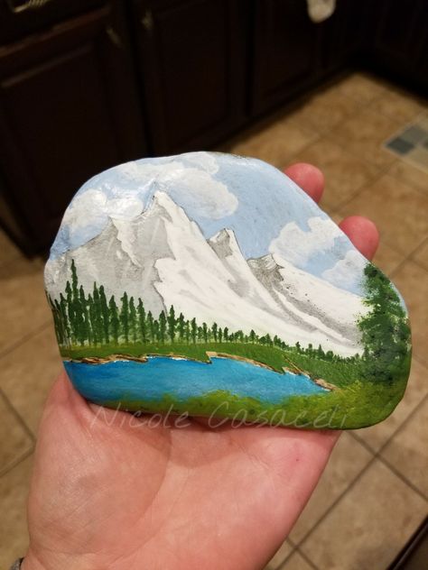 Stone Painting Landscape, Painting Mountains On Rocks, Mountain Painting On Rock, Stone Painting Mountain, Rock Painting Mountains Easy, Rock Painting Ideas Nature, Painted Rock Mountain, Rock Painting Ideas Mountain, Mountain Painted Rocks