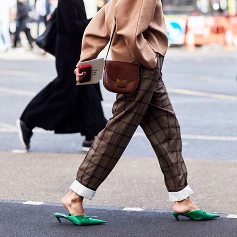 Balenciaga green kitten heel mules | Street Style London Fashion Week Street Style, Beige Outfit, London Street Style, Looks Street Style, Street Style Trends, Spring Fashion Trends, Spring Street Style, Fashion Weeks, Street Style Inspiration