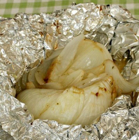 Simple Grilled Onions Side Grill Dinners, Onion Side Dish, How To Grill Vegetables, Grilling 101, Grilled Foil Packets, Grill Vegetables, Grilled Onion, Campfire Meals, Baked Onions