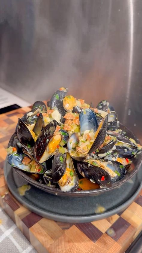 Instagram Yummy Food Recipes, Blue Mussel, Japanese Food Traditional, Mussels Recipe, Usa Food, Clam Recipes, Recipe Books, Nyc Food, Smoked Food Recipes