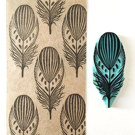 "Boho feather rubber stamp, hand carved for your bohemian projects! Stamp this feather on wood, fabric, cards, envelopes, tags and more! ❋ Size of stamp: 3\" (7.5cm) ❋ The feather can be made bigger or smaller by request. ❋ Made to order. ❋ Choose to have your stamp unmounted or mounted. ❋ Care: For frequent use just wipe down with moist baby tissue. ★You might also like this feather set of 3: Thanks for visiting my shop! Happy stamping! Cassandra" Hand Carved Stamps Diy, Stamping Textiles, Linocut Printmaking, Laser Cut Wood Crafts, Lino Art, Block Painting, Hand Carved Stamps, Stamp Carving, Fabric Cards