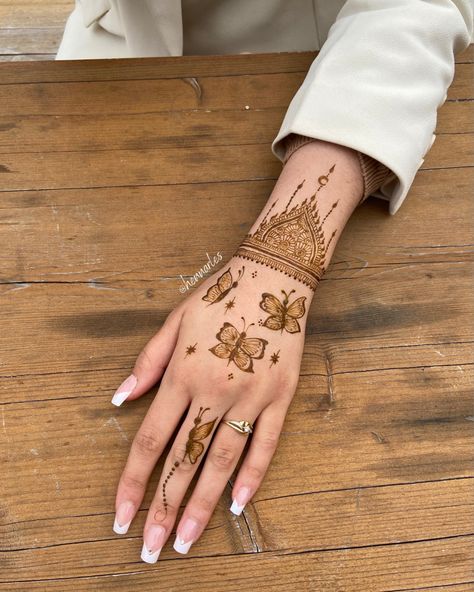 Butterfly Mehendi Designs, Light Mehndi Designs, Butterfly Mehendi, Coquette Henna, Hanna Tattoos, Minimal Henna, Leg Mehendi, Short Mehndi Design, Wedding Mehendi