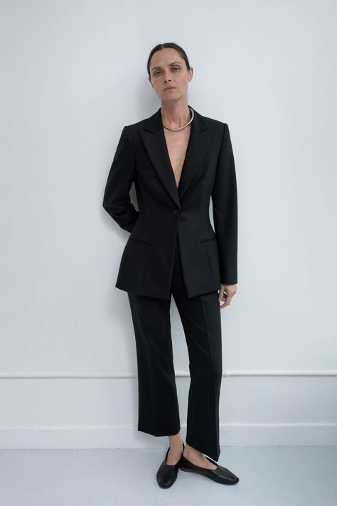 Partow Resort 2019 New York Collection - Vogue Tailored Blazer Women, Cut Blazer, Bella Hadid Outfits, Black Inspiration, Minimal Look, Blazer Outfit, Womens Fashion Inspiration, Black Suit, Tailored Blazer