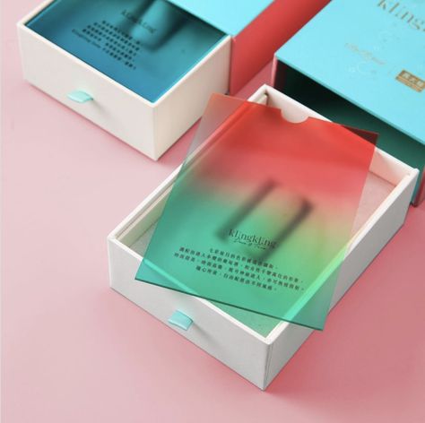 Creative Mailer Design, Translucent Packaging Design, Translucent Packaging, Transparent Box Packaging, Holographic Package Design, Holographic Cosmetic Packaging, Pr Kit, Jewelry Packaging Design, Fashion Packaging