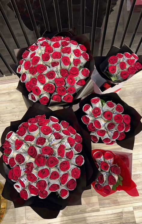 Ramo With Money, Bouqette Of Roses, Money And Rose Bouquet, Big Birthday Bouquet, Valentine’s Day Rose Bouquet, Big Valentines Gifts, Roses Gift Bouquets, Roses Wrapped In Money, Couples With Money