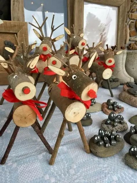 Easy Diy Outdoor Christmas Decorations, Diy Outdoor Christmas Decorations, Reindeer Diy, Outdoor Christmas Diy, Wood Reindeer, Outside Christmas Decorations, Wooden Reindeer, How To Make Christmas Tree, Reindeer Decorations