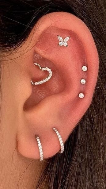 Ušný Piercing, Minimalist Ear Piercings, Unique Ear Piercings, Ear Peircings, Ear Piercings Chart, Piercing Chart, Cool Ear Piercings, Pretty Ear Piercings, Cool Piercings