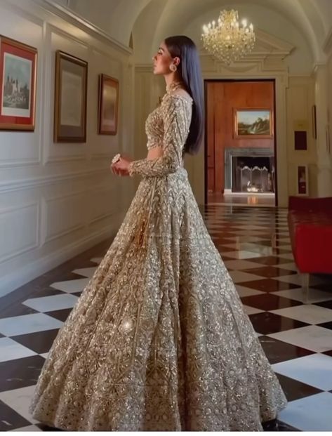 Gold Reception Lengha, Indian Western Wedding Dress, Reception Dress Ideas Indian, Gold Reception Lehenga, Indian Bride Reception Look, Gold Lehenga Bridal, North Indian Bride, Gold Lengha, Gold Bridal Lehenga