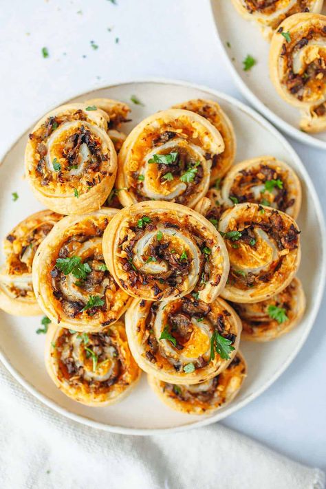 Puff Pastry Pinwheels with Mushroom and Vegan Cheese - Plant n' Spice Mushroom Puff Pastry, Vegan Puff Pastry, Pastry Pinwheels, Puff Pastry Pinwheels, Stuffed Mushrooms Easy, Mushroom Appetizers, Pinwheel Appetizers, Pastry Appetizer, Gluten Free Pastry