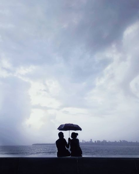 Marine Drive , Mumbai Marine Drive Photography, Marine Drive Mumbai Painting, Mumbai Couple Aesthetic, Marine Drive Mumbai Aesthetic, Marine Drive Mumbai Photography, Bengali Photoshoot, Prewedding Poses, Marine Drive Mumbai, Western Couples