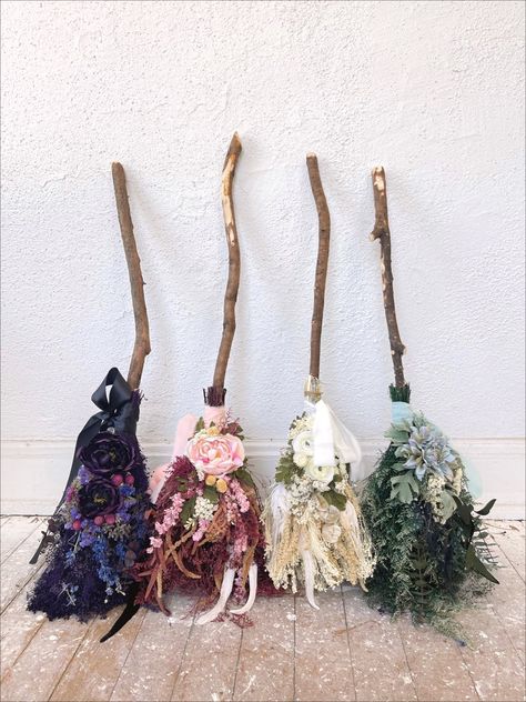 Its the season of the Witch 💖 Magical Floral besoms for home decorating! Flower Witch Broom, Witch Broom Bouquet, Decorative Witches Broom, Cute Witch Decor, Floral Witch Broom, Witch Fall Decor, Witch Broom Aesthetic, Flower Witch Aesthetic, Forest Witch Decor