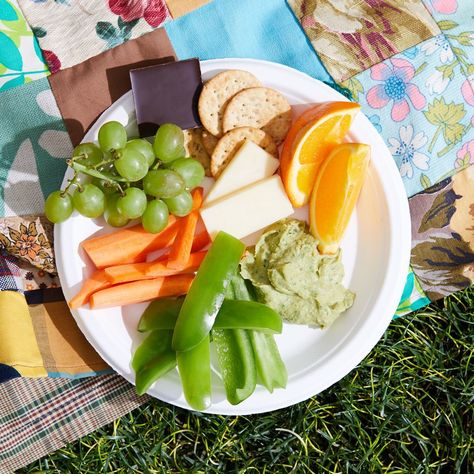 This healthy fruit, veggie and cheese plate is easy and affordable to pull together for a fun snack-style dinner at home or can be packed up and enjoyed as an outdoor picnic. #lunch #recipe #eatingwell #healthy High Fiber Dinner, Cold Plate, Overnight Oat, Cold Lunches, Spring Dinner, Box Lunch, Diet Vegetarian, Rice Balls, Work Lunch