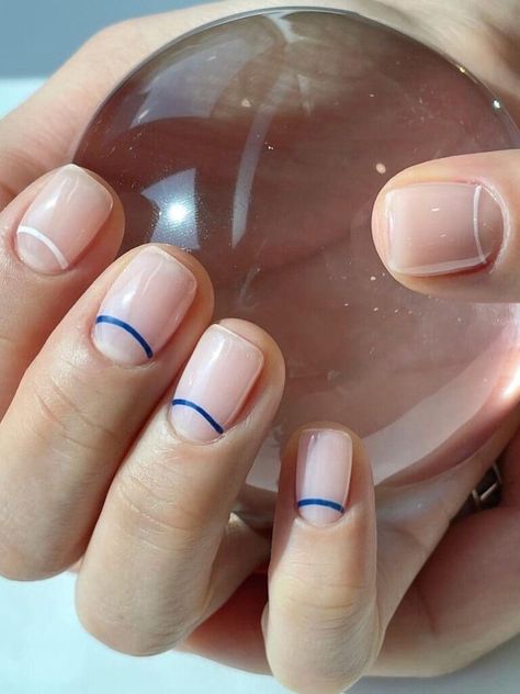 Minimalist Korean nail art: blue and white half moon outline Minimalist Nail, Minimal Nails Art, Korean Nail Art, Chrome Nail Art, Dot Nail Art, Pink Manicure, Floral Nail Designs, Minimalist Nail Art, Summery Nails