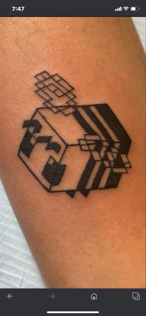 Minecraft Bee Tattoo, Minecraft Bee Aesthetic, Minecraft Bee Drawing, Minecraft Tattoo Ideas, Desert Tattoos, Jade Tattoo, Minecraft Tattoo, Tattoos Ocean, Minecraft Bee