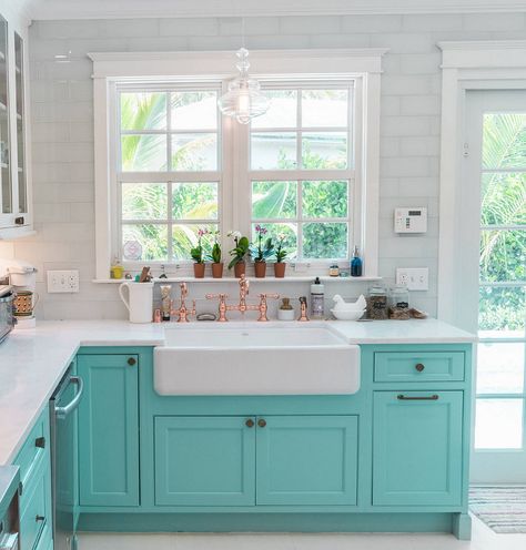 Custom Kitchen with Turquoise Cabinets - Home Bunch Interior Design Ideas Turquoise Kitchen Cabinets, Turquoise Cabinets, Turquoise Kitchen, Teal Kitchen, Blue Kitchen Cabinets, Kitchen Cabinet Colors, Painting Kitchen Cabinets, Kitchen Redo, Kitchen Remodel Idea