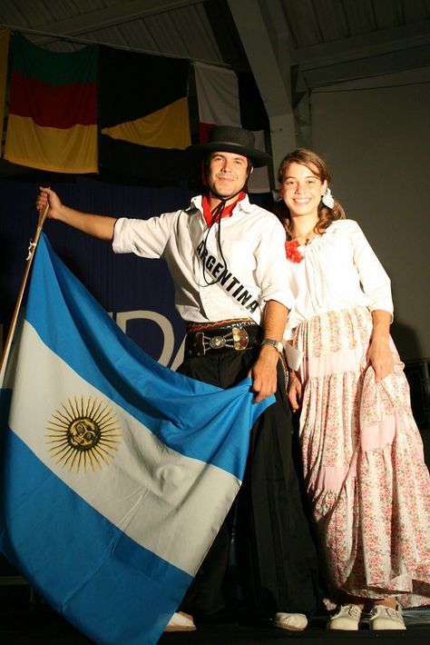 Paisanos argentinos / gauchos argentinos /  culture Argentina / vestimenta tradicional Argentina / Argentinian traditional dress Argentina Clothing, Fancy Dress Ideas, Argentina Culture, World Thinking Day, Culture Clothing, Traditional Dress, Dress Ideas, Modern Fashion, Traditional Dresses