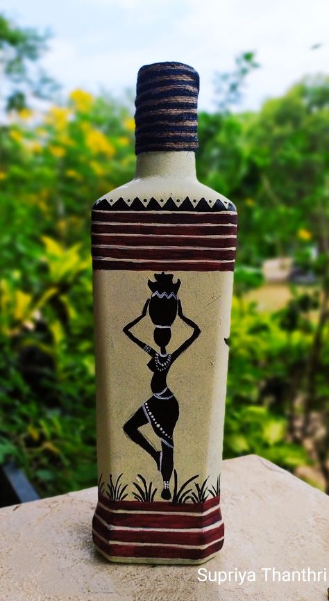 Tribal design on bottle painted with acrylic colors Bottle Painting With Mouldit, Painting Plastic Bottles Diy, Varli Painting Art On Bottle, Warli Art On Bottles, Plastic Bottle Painting Ideas, Bottle Art Ideas Paint, Cute Bottle Painting, Aesthetic Bottle Art, Botal Art