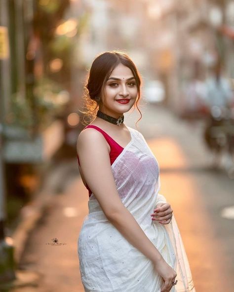 Saree Pose, Saree Poses, Saree Photoshoot, Beautiful Photoshoot, Poses Women, Photography Poses Women, Beautiful Women Over 40, Beautiful Smile Women, Pics Art