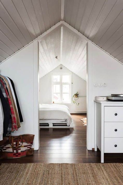 Attic Design Ideas, Loft Floor, Attic Bedroom Designs, Closet Bed, Small Attic, Tiny Bedrooms, Attic Design, Attic Bathroom, Attic Bedrooms