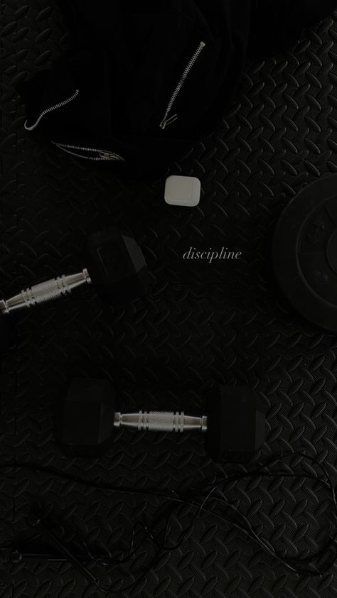 Black And White Gym Wallpaper, Dark Gym Asethic, Working Out Dark Aesthetic, Workout Iphone Wallpaper, Black And White Workout Aesthetic, Dark Gym Aesthetic Women, Dark Workout Aesthetic, Black Fitness Aesthetic, Workout Aesthetic Black Women