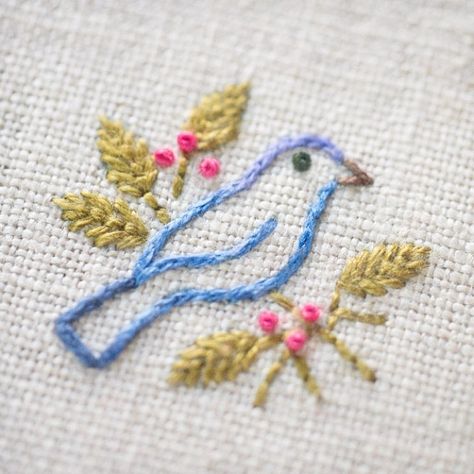 Teensy little bird all stitched up. These small designs sure are quick to do. #HBembroidery Embroidery Designs On Tshirt, Small Embroidery Designs, Embroidery Minimal, Handkerchief Embroidery, Bird Embroidery Pattern, Embroidery Napkins, Heart Machine Embroidery, Heather Bailey, Potting Tables