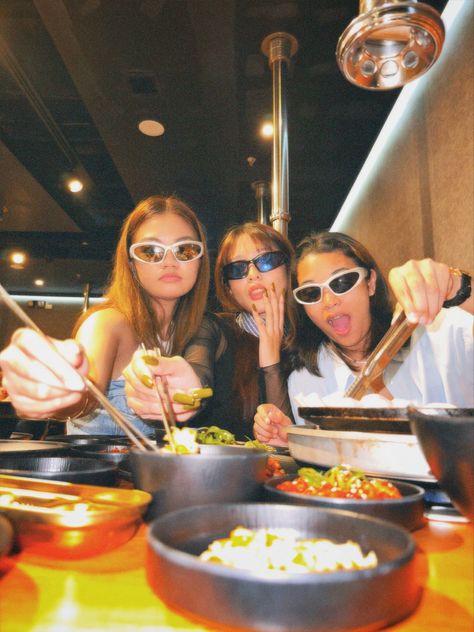 #friends #triopic Friend Eating Together, Eat Out With Friends Pictures, Dinner Pictures With Friends, Friends Eating Together Aesthetic, Eating Sushi Pose, Food Photography With People, Restaurant With Friends Aesthetic, Eating With Friends Aesthetic, Poses With Food